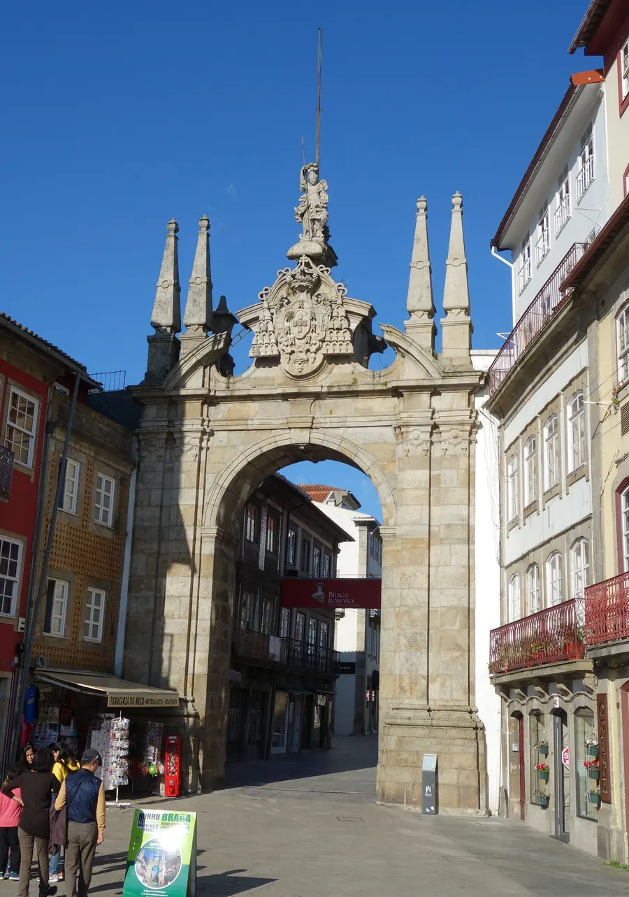Arco da Porta Nova, no centro histórico de Braga