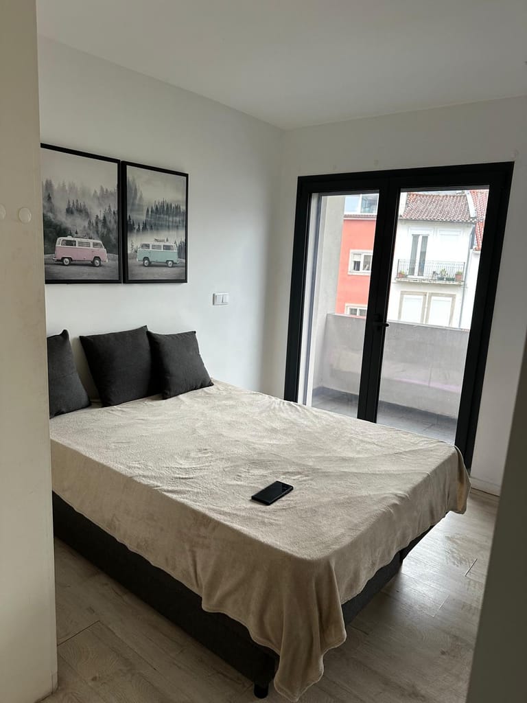 Apartamento T0 mobilado com varanda em Maximinos, em frente à estação de comboios de Braga, com despesas incluídas — foto 1